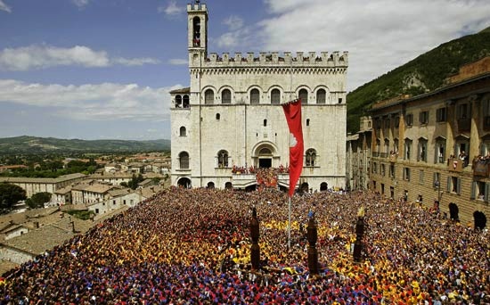 I Ceri eretti in mezzo alla piazza