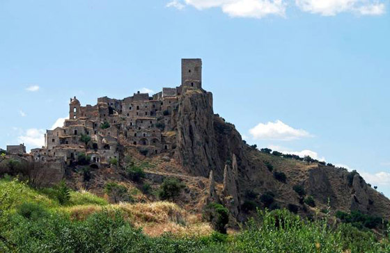 Il centro storico di Craco, comune in provincia di Matera, abbandonato per una grossa frana nel 1963. Gli abitanti si spostarono a valle mentre il vecchio abitato, quasi ironicamente, continua a guardarli dall