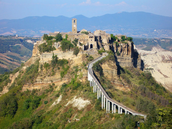 Non ancora del tutto abbandonata (conta al momento 12 abitanti), Civita di Bagnoregio, in provincia di Viterbo, viene chiamata la 