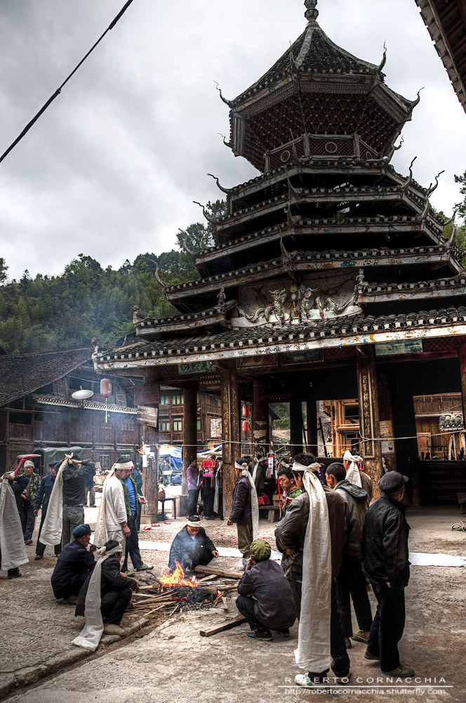 Funerale Dong di fronte ad una Torre del Tamburo