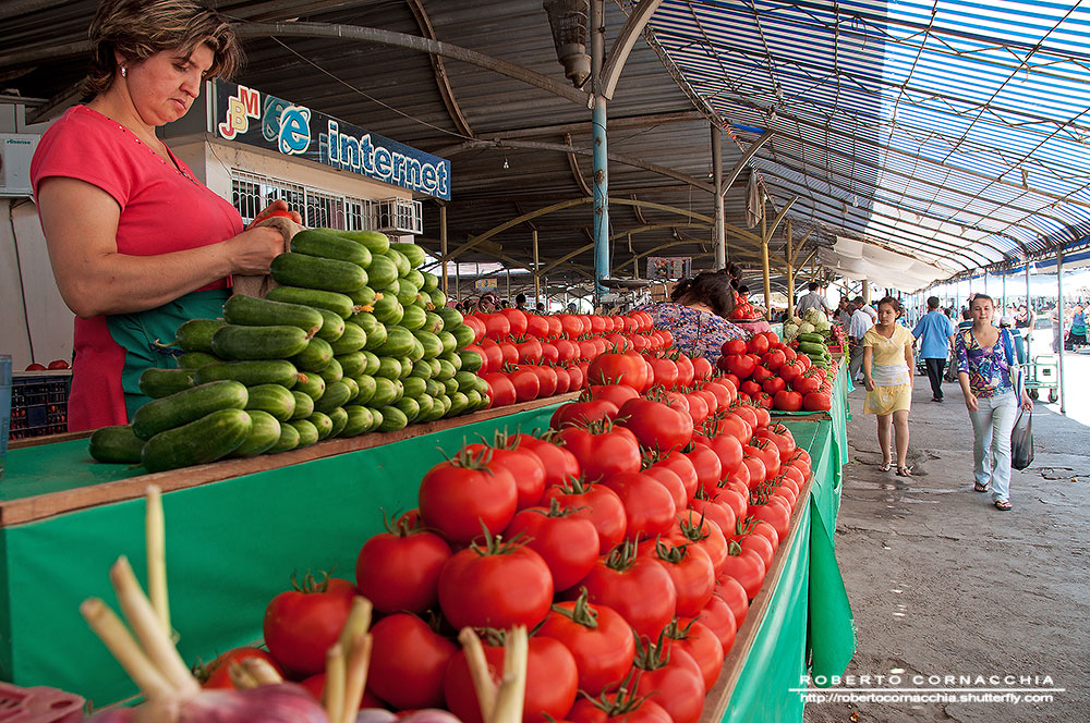 Frutta perfettamente ordinata al Chorsu Bazar