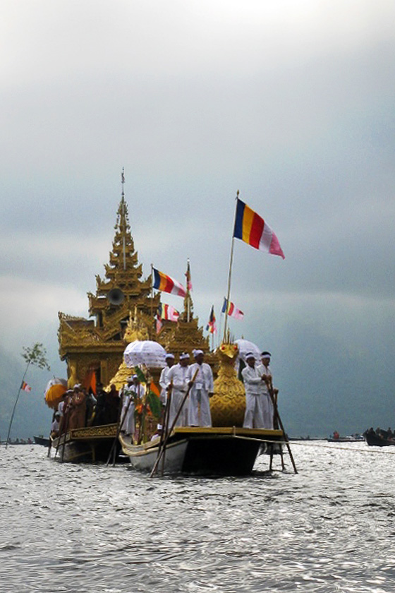 Cerimonia per lo spostamento di un tempio buddhista