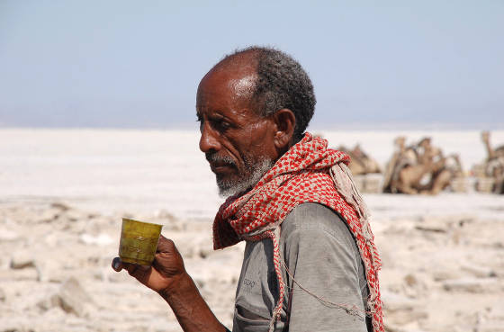 Un lavoratore del salre mentre si prende una pausa