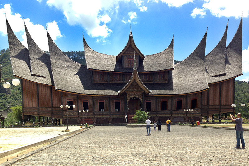 Le spettacolari guglie a forma di corna di bufalo tipiche di una rumah gadang dei Minangkabau, Isola di Sumatra, Indonesia